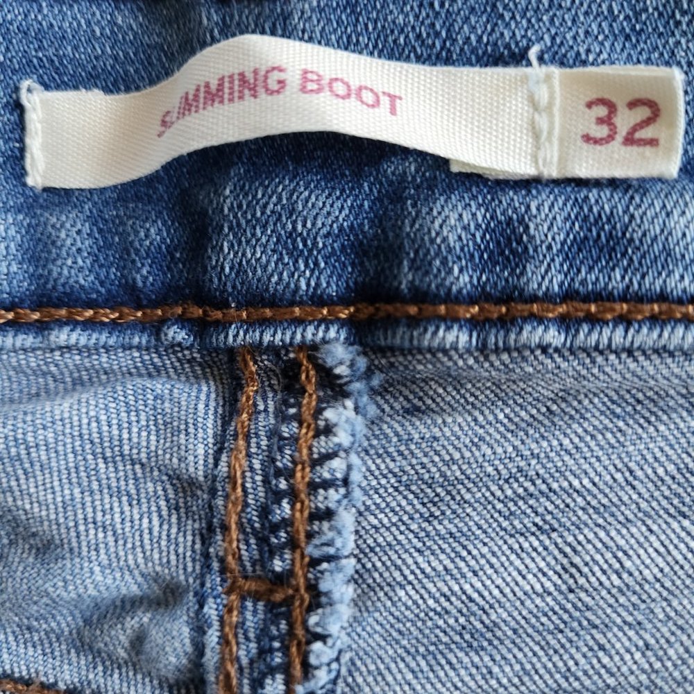 Levi Jeans, Distressed, Women's sz 32 - Picture 7 of 7